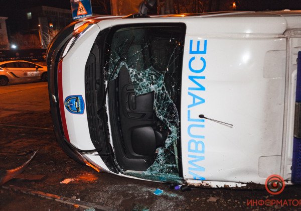 В Днепре таксист на большой скорости снес карету скорой