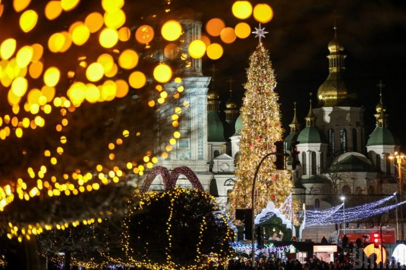 У Києві почали встановлювати головну ялинку країни: чим відрізнятиметься цей Новий рік в Україні