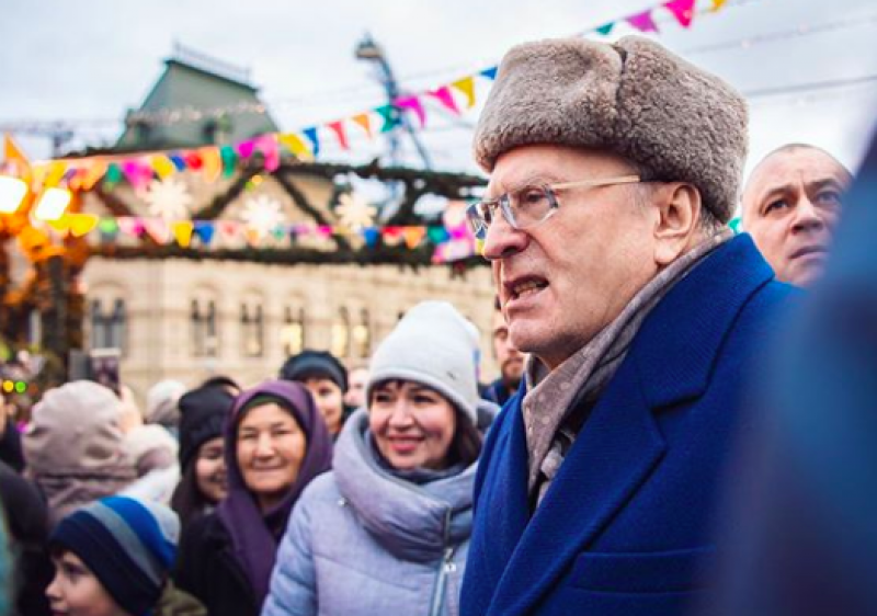 "О*еревший барин развлекается": Появилось видео, как Жириновский в Москве раздавал деньги "крепостным и холопам"