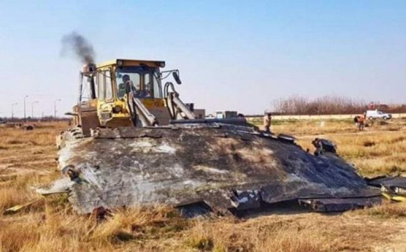 Обломки сгребают бульдозерами: в Иране зачищают место падения Боинга