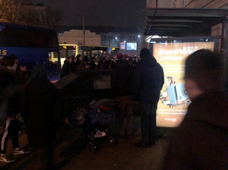 Во Львове авто влетело в остановку с людьми - подробности