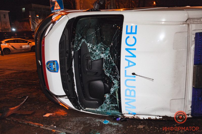 В Днепре таксист на большой скорости снес карету скорой