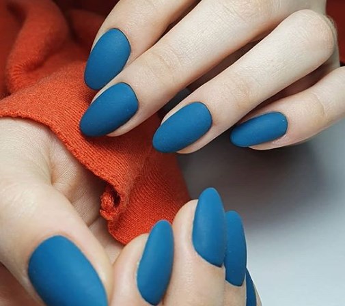 Синий маникюр 2020