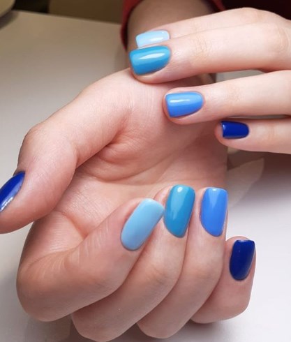Синий маникюр 2020