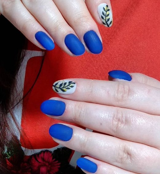 Синий маникюр 2020