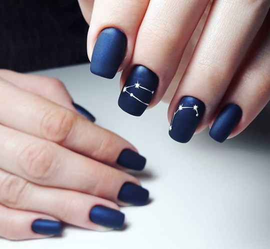 Синий маникюр 2020