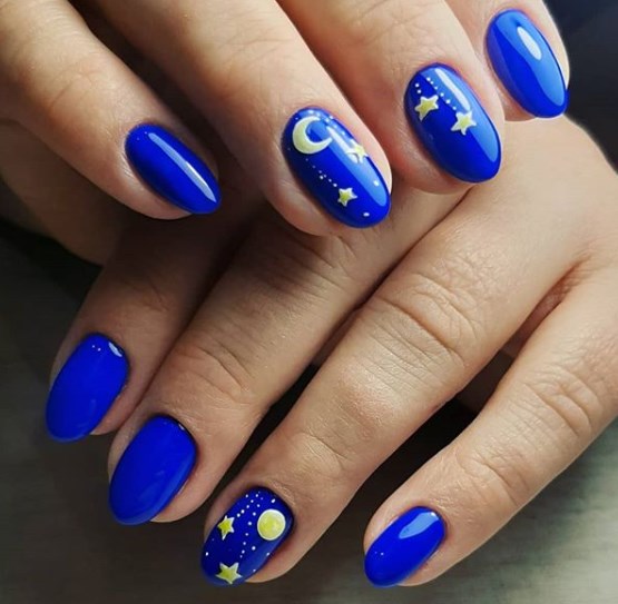 Синий маникюр 2020