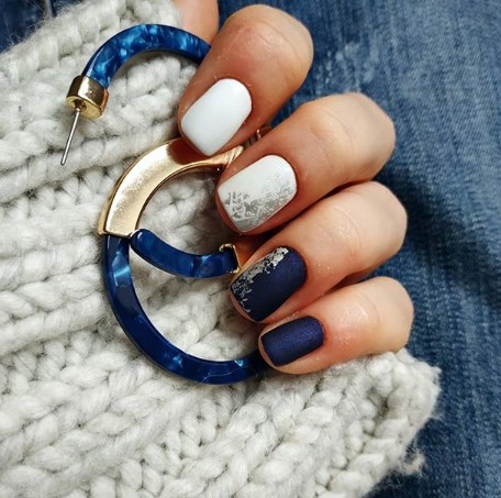 Синий маникюр 2020