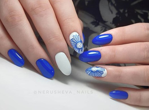 Синий маникюр 2020
