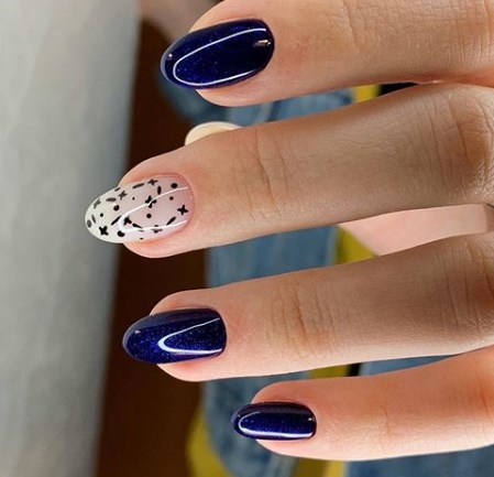 Синий маникюр 2020