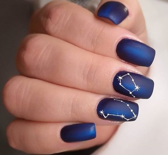 Синий маникюр 2020