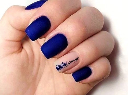 Синий маникюр 2020