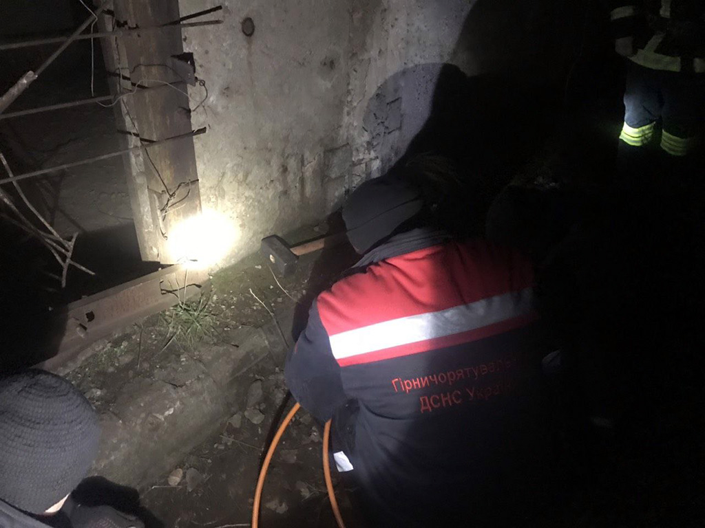 В Кривом Роге в вентиляционный ствол шахты упали экстремалы и погибли