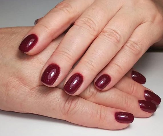 Бордовий манікюр 2020