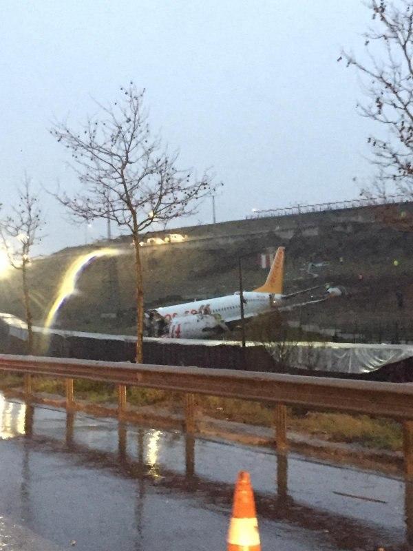 Самолет упал в Стамбуле – фото и видео ЧП с пассажирским самолетом Pegasus Airlines Самолет упал в Стамбуле – фото и видео ЧП с пассажирским самолетом Pegasus Airlines