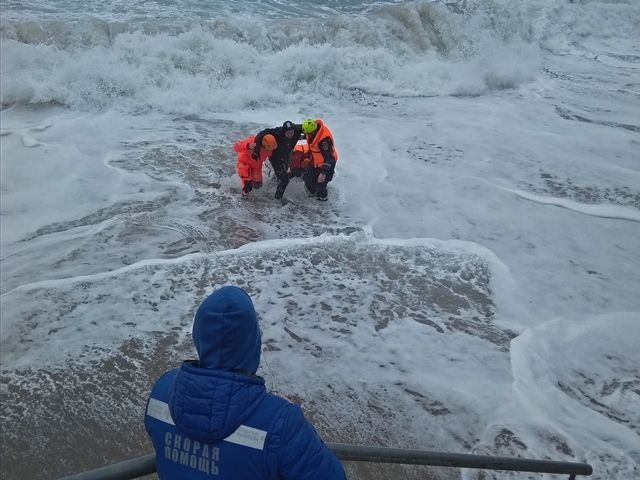 Шторм унес жизни двоих человек в оккупированной Ялте