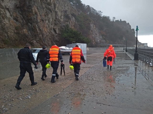 Шторм унес жизни двоих человек в оккупированной Ялте