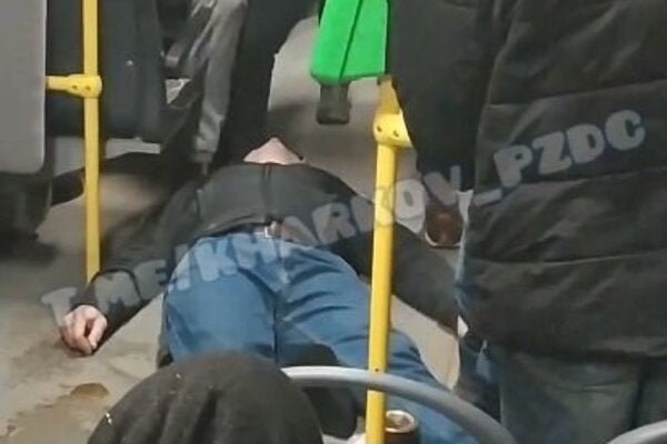 В Харькове в троллейбусе мужчин избили до потери сознания