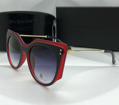 Солнцезащитные очки в цветной оправе / Instagram