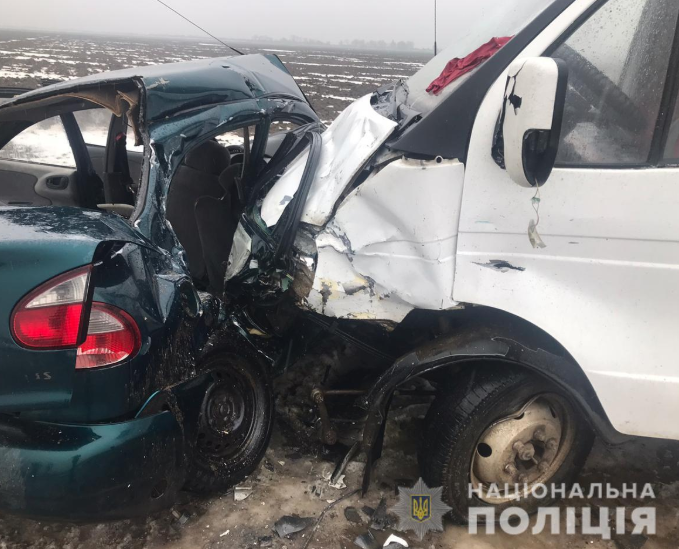 Под Херсоном в результате столкновения легковушки и маршрутки погибли три человека