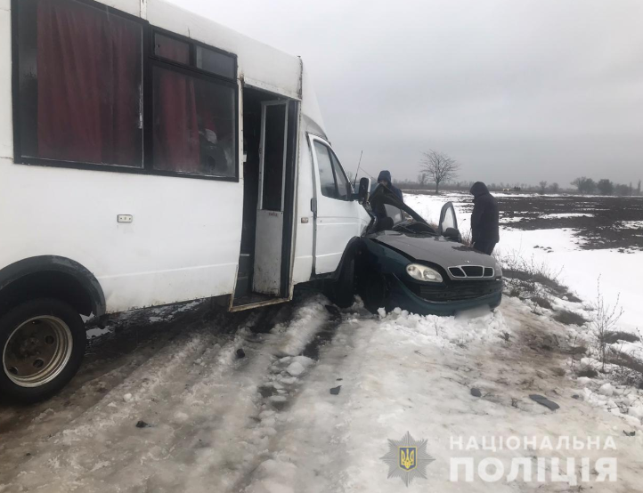 Под Херсоном в результате столкновения легковушки и маршрутки погибли три человека