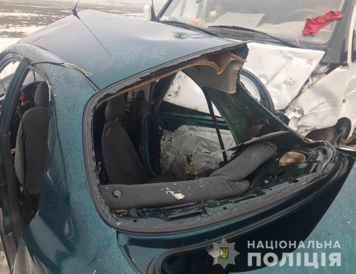 Под Херсоном в результате столкновения легковушки и маршрутки погибли три человека