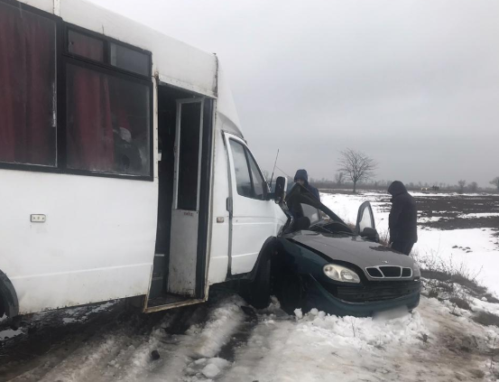 Под Херсоном в результате столкновения легковушки и маршрутки погибли три человека