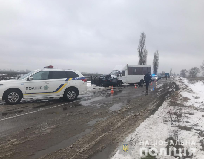Под Херсоном в результате столкновения легковушки и маршрутки погибли три человека