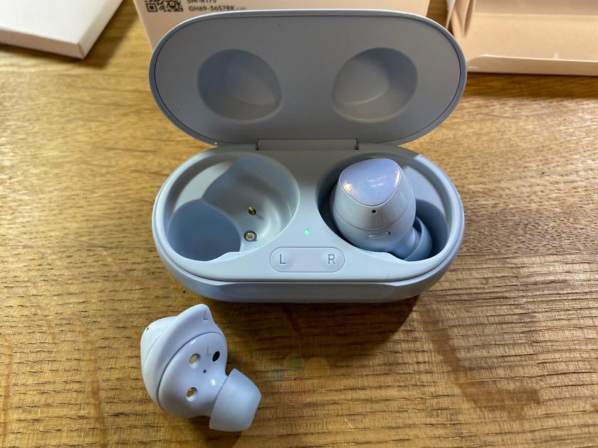 Фото наушников Galaxy Buds+ Фото наушников Galaxy Buds+