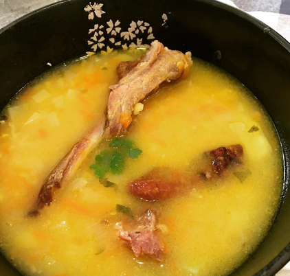 Плотный гороховый суп с копчеными ребрышками в мультиварке готовится на режиме Тушение – Суп гороховый