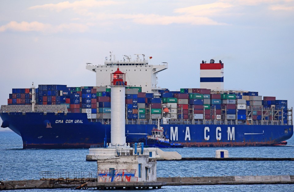 Контейнеровоз CMA CGM Ural в порту Одессы Контейнеровоз CMA CGM Ural в порту Одессы