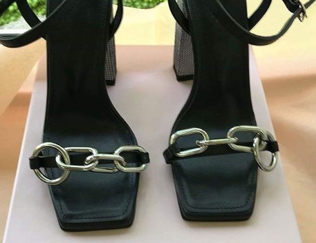 Женская обувь 2020 весна с цепочками / Instagram