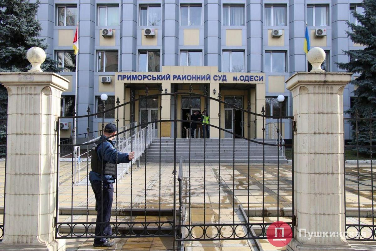 В Одессе обвиняемый в зале суда достал гранату и пригрозил взрывом