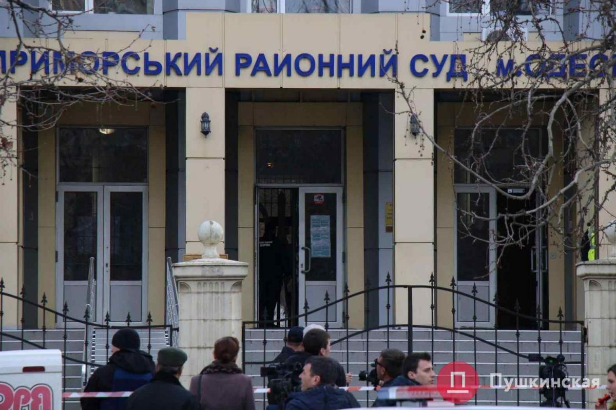 В Одессе обвиняемый в зале суда достал гранату и пригрозил взрывом