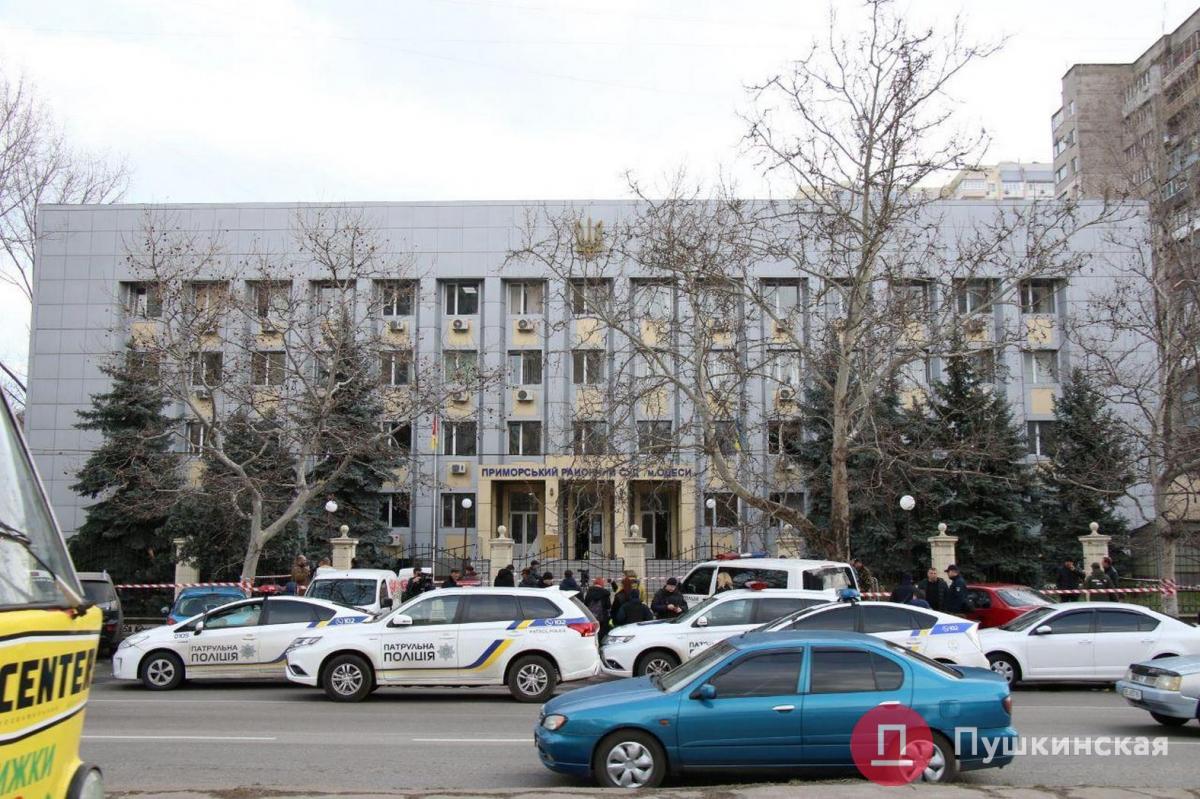 В Одессе обвиняемый в зале суда достал гранату и пригрозил взрывом