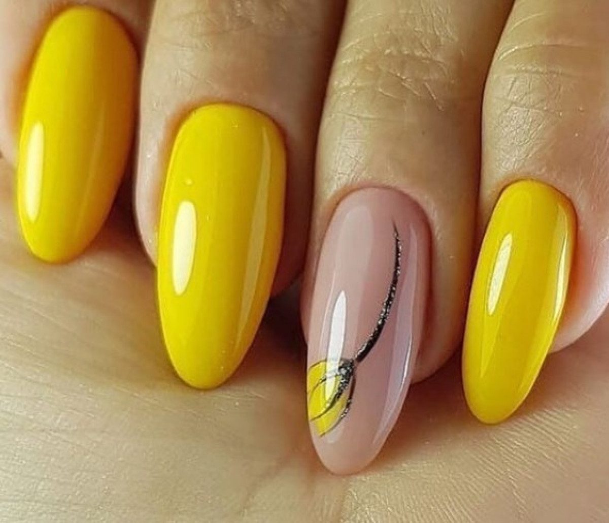 Дизайн желтых ногтей 2024. Жёлтый маникюр 2023 миндаль. Желтые ногти. Яркие желтые ногти. Жёлтые ногти маникюр.