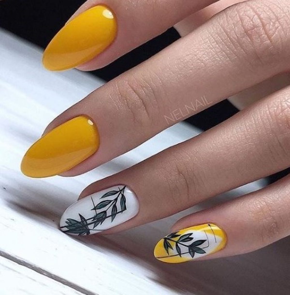 Дизайн желтых ногтей 2024. Желтый маникюр. Жёлтые ногти маникюр. Маникюр желтый с белым. Дизайн ногтей желтый.