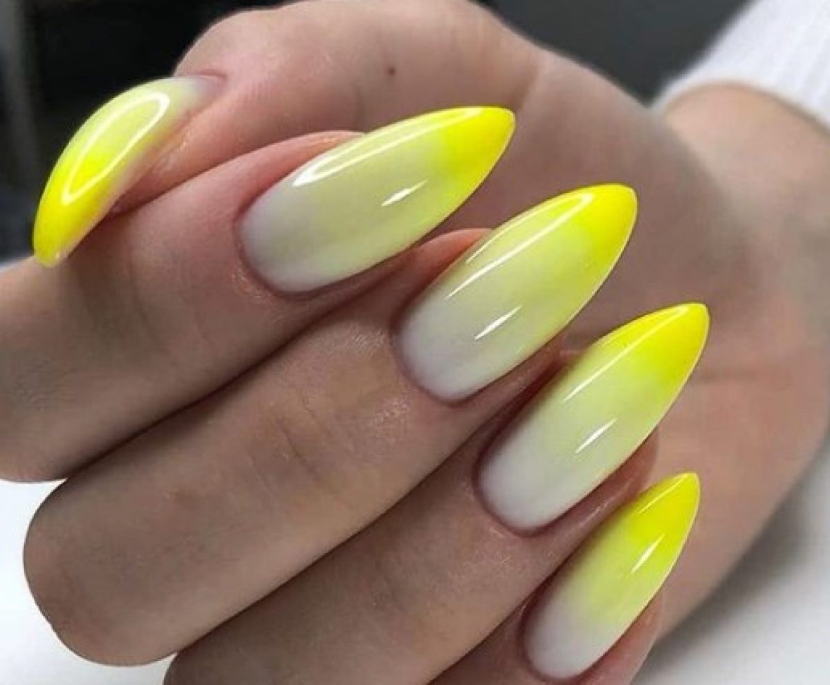 Градиент на ногтях желтый с белым