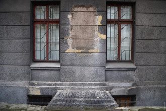 Барельеф Георгия Жукова сняли со здания общежития Одесского университета./ dumskaya.net