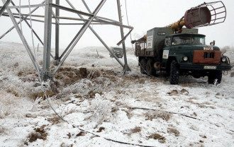 Бригады облэнерго работают над восстановлением электроснабжения Бригады облэнерго работают над восстановлением электроснабжения