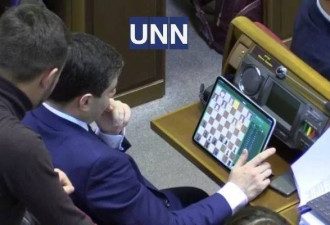 Дмитрий Лубинец играет в Раде на планшете в шахматы / УНН Дмитрий Лубинец играет в Раде на планшете в шахматы / УНН