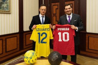 Гончарук и Сийярто обменялись подарками / facebook.com/PMHoncharuk Гончарук и Сийярто обменялись подарками / facebook.com/PMHoncharuk