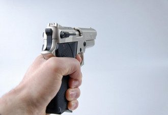 пістолет, рука з пістолетом пістолет, рука з пістолетом