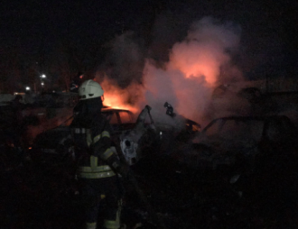 В Одессе произошел пожар на штрафплощадке, сгорели десятки авто -