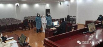 Власти Китая вводят все более жесткие меры по отношению к своим гражданам в попытке обуздать эпидемию коронавируса. Власти Китая вводят все более жесткие меры по отношению к своим гражданам в попытке обуздать эпидемию коронавируса.
