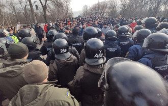 Жители Новых Санжарах протестуют против размещения украинцев в санатории / РБК-Украина Жители Новых Санжарах протестуют против размещения украинцев в санатории / РБК-Украина