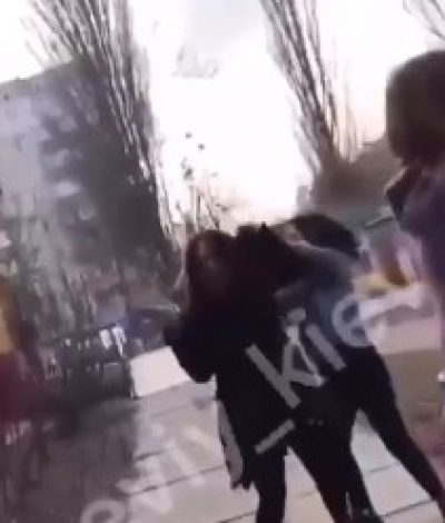 В Киеве школьницы избили сверстницу / Скриношот из видео