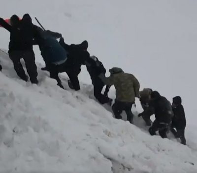 В Турции лавина накрыла бригаду спасателей / скриншот из видео В Турции лавина накрыла бригаду спасателей / скриншот из видео
