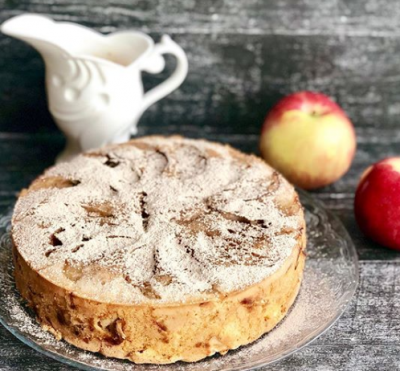 Бесхитростная шарлотка классическая выпекается около 45 минут - Шарлотка с яблоками