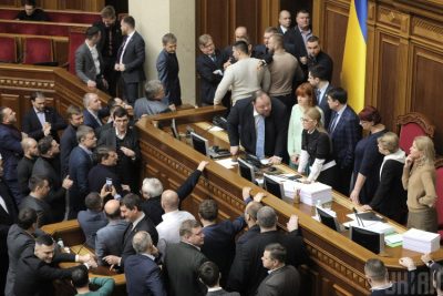 Новая драка в Раде: нардепы штурмовали президиум